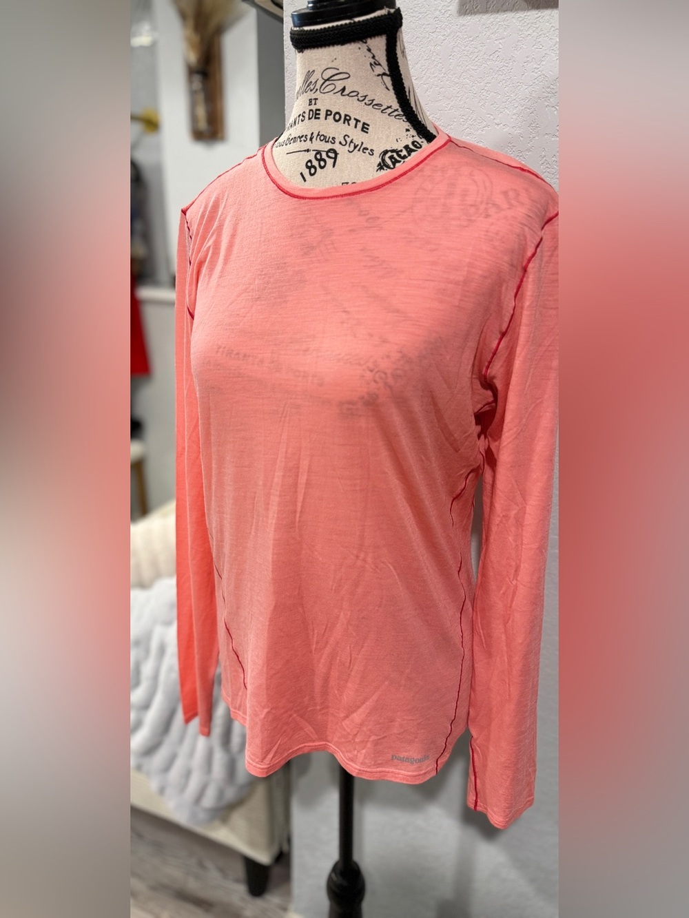 Patagonia Women’s Coral Pink Long Sleeve Lightweight Performance Shirt Medium - Picture 3 of 8